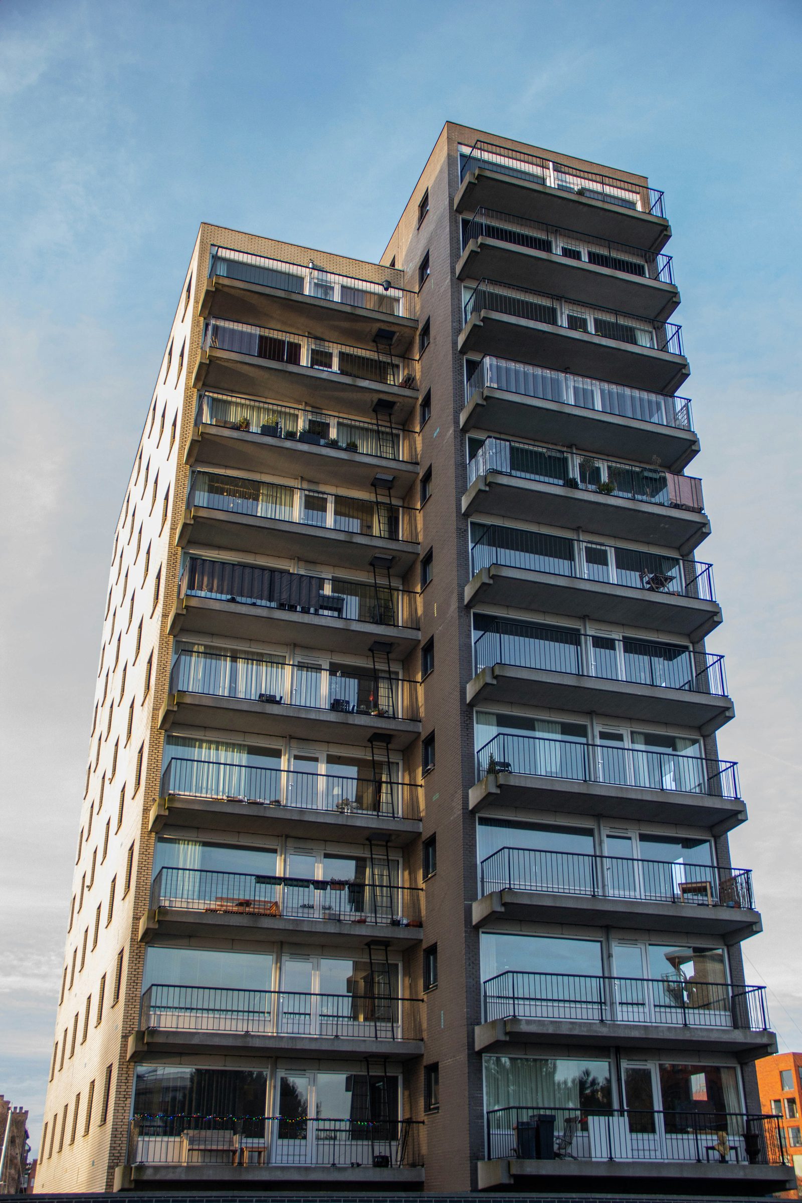 Edificio residencial visto desde abajo, buscando la vivienda adecuada