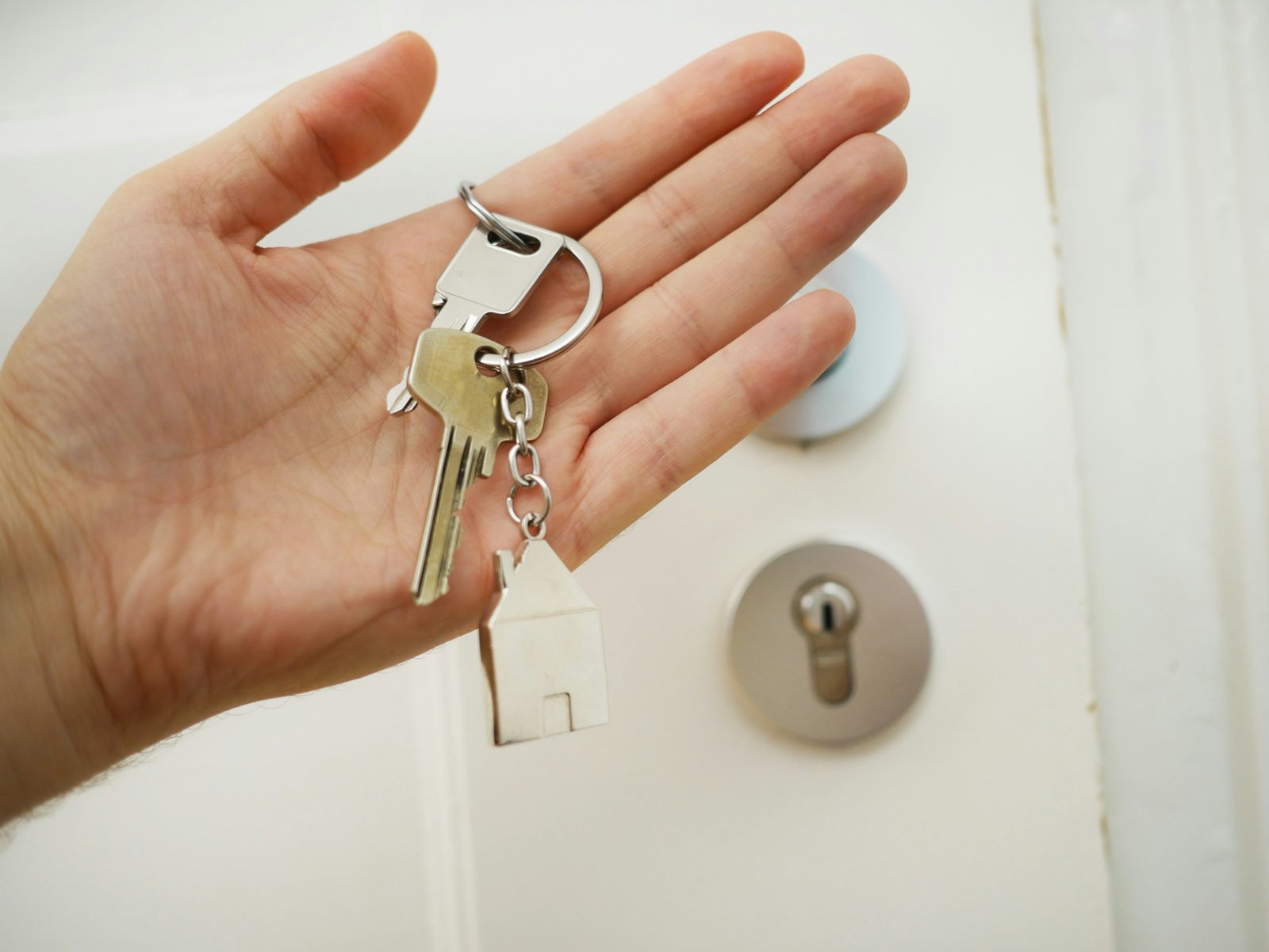 Mano sosteniendo las llaves de una vivienda