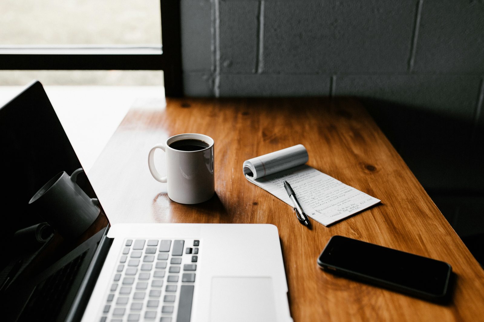 Escritorio con portátil, café y notas de planificación